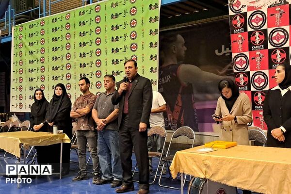 رقابت کاراته‌کارهای دختر نونهال و نوجوان در مسابقات استانی ورامین