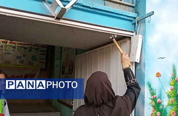 جشن انقلاب در دبستان لاله‌های انقلاب 