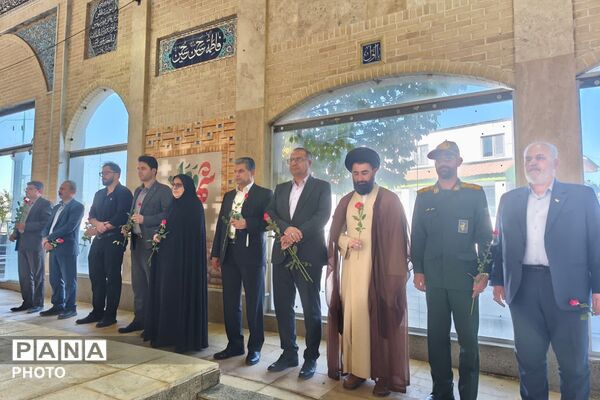 تجدید میثاق با خون شهدا؛ گلباران گلزار شهدای فیروزکوه همزمان با هفته دفاع مقدس