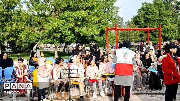 آسمانِ پارک فرهنگیان بناب زیر باران بادبادک‌های رنگی