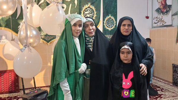 تقدیر دانش‌آموزان فعال فرهنگی‌هنری از مادرانشان با همکاری مربی در محمدشهر کرج