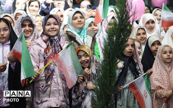 جشن تکلیف دختران در خیابان بیت رهبری در دهه کرامت