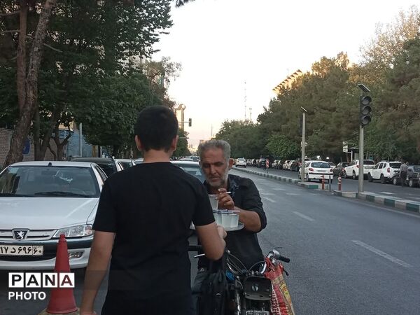 ایستگاه صلواتی دهه اول ماه صفر در مقابل فاطمیه تهران به همت نوجوانان آرمانی برپا شد
