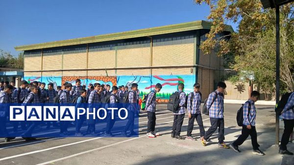 نواختن زنگ آغاز سال تحصیلی در مدرسه اندیشه شاهد منطقه ۱۶ 