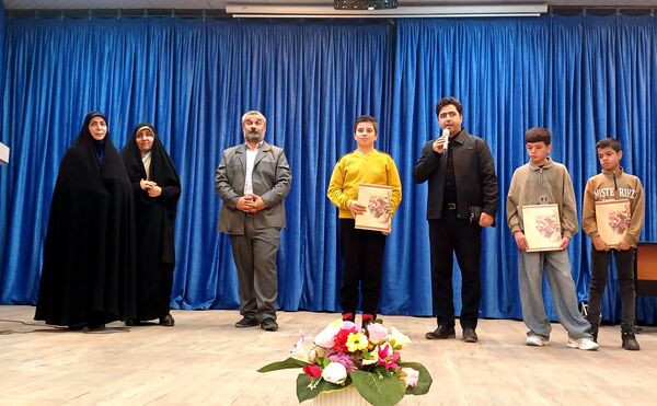 تقدیر از دانش‌آموزان فعال محمدشهری در زمینه‌های فرهنگی و هنری