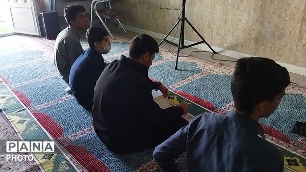 تصاویری از قرائت های قرآن بعد از نماز ظهر و عصر در دبیرستان شاهد ابوذر غفاری نیشابور 
