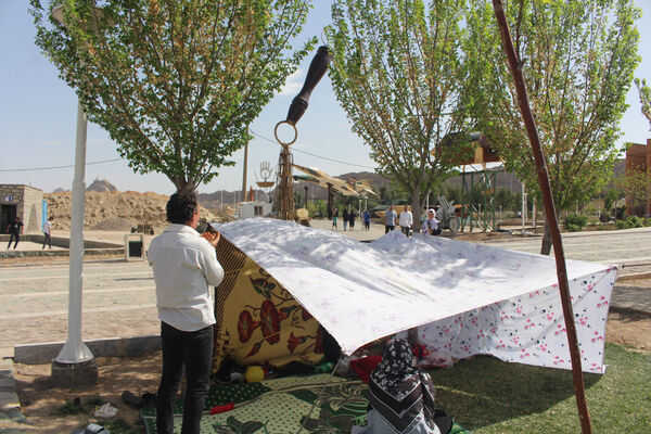 حضور گردشگران روز طبیعت در محوطه باغ‌موزه دفاع مقدس قم