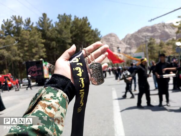 حضور پر شور مردم کرمان در چهلمین روز شهدای جنگ رمضان