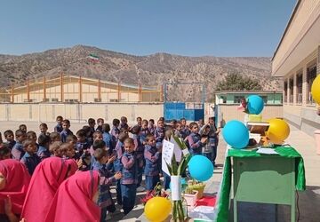 جشن عاطفه‌ها در مدرسه شهید محمد منتظری برگزار شد 