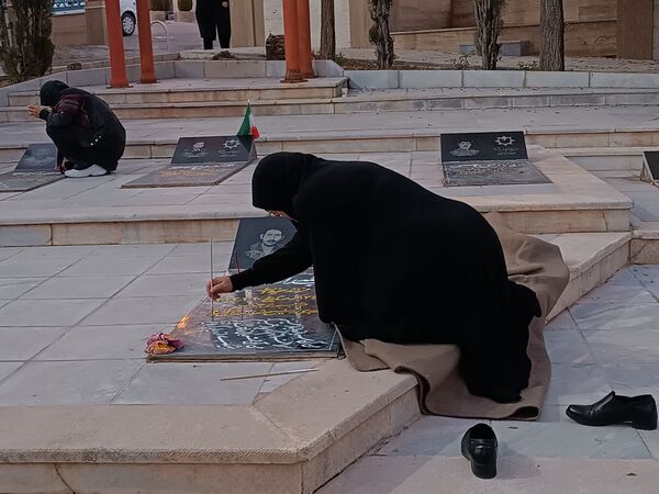 دختران شاهد فاطمه‌زهرا(س) در گلزار شهدا، قبور مطهر را به رنگ عشق آراستند