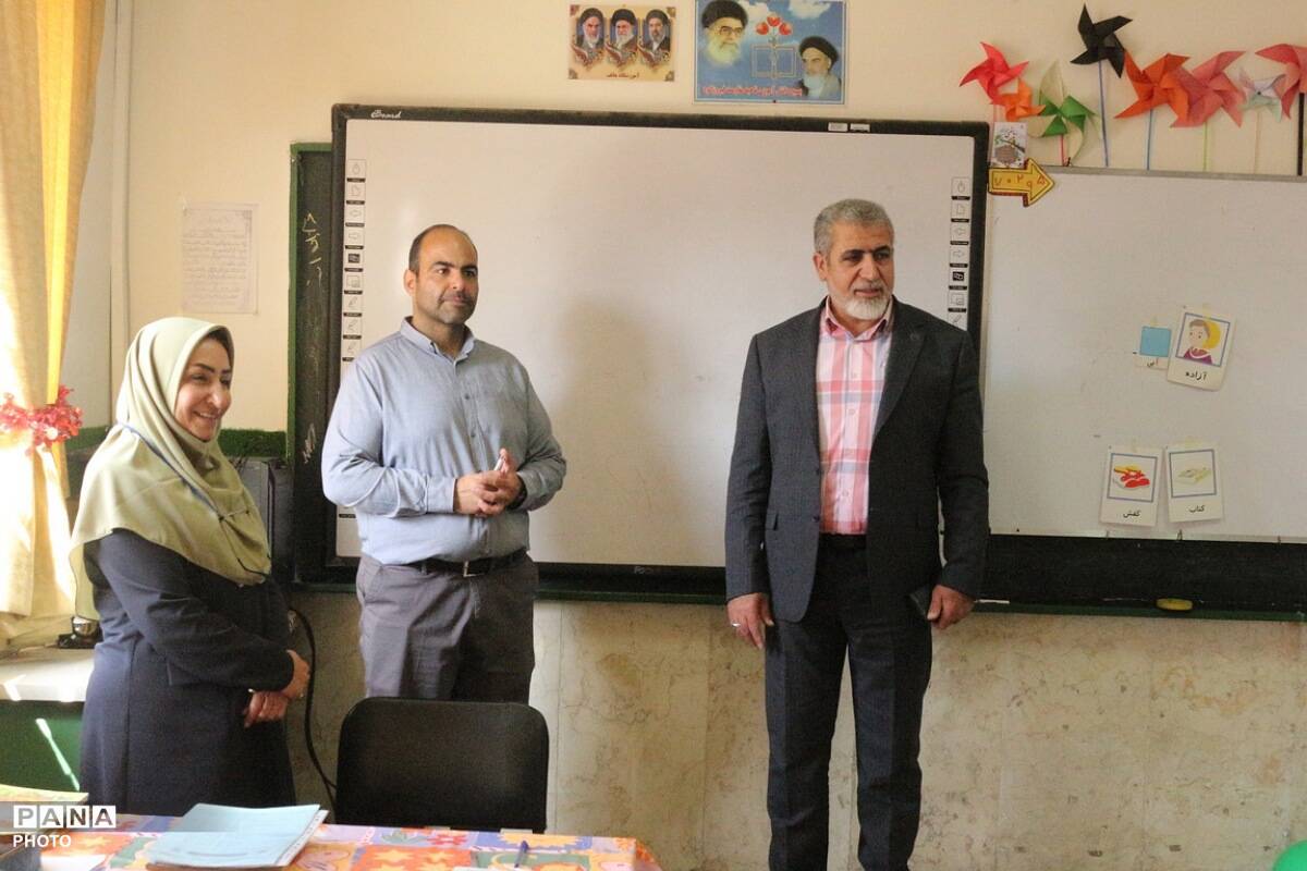 بازدید مدیر آموزش‌و‌پرورش فیروزکوه از مدرسه «هاتف»؛ تأکید بر ارتقای کیفیت فرآیندهای آموزشی