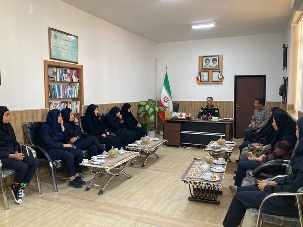 بازدید دانش‌آموزان دبیرستان سمیه از کلانتری ۱۱ بجنورد به مناسبت هفته نیروی انتظامی 