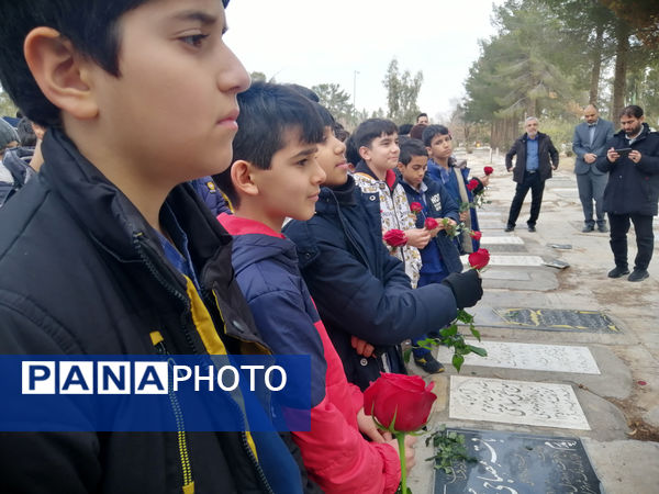 غبارروبی مزار دانش‌آموز شهید «حیدر رضایی» در قم