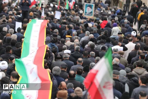 حضور حماسی و پرشور فیروزکوهی‌ها در راهپیمایی و تشییع شهدا؛ تجلی غیرت دینی و انقلابی مردم روزه‌دار فیروزکوه