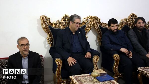 دیدار استاندار البرز و نماینده رئیس مجلس شورای اسلامی با خانواده معظم شهدا