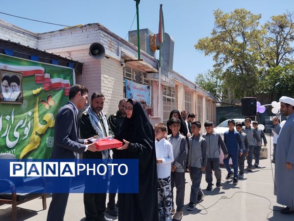 تجلیل از معلمان نمونه در مدرسه تقوا مشهد