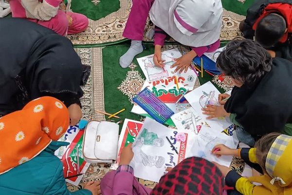 برپایی میز خدمت و نمایشگاه نقاشی در جشن 22 بهمن مارگون