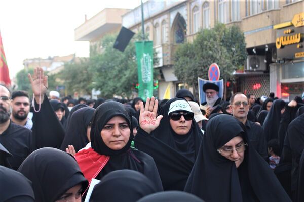 حماسه حضور نوجوانان کفن‌پوش قمی در راهپیمایی «عهد خون»