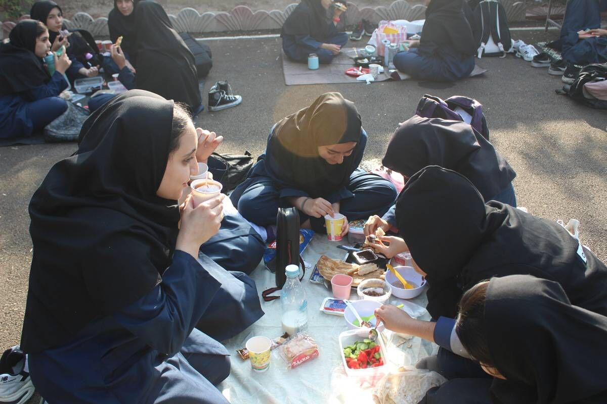 طلوع سلامتی در حیاط مدرسه؛ صبحانه‌ای به شیرینی دوستی