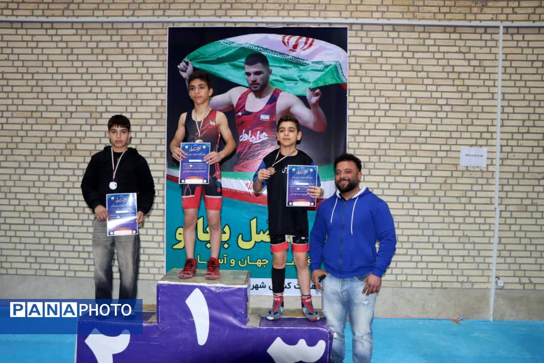 قهرمانی نونهالان و نوجوانان رباط‌کریم در رقابت‌های کشتی