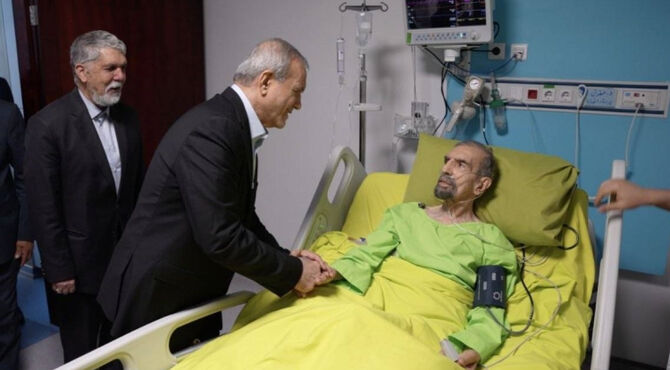 در آستانه روز شعر و ادب فارسی؛ دکتر پزشکیان به عیادت موسوی گرمارودی رفت