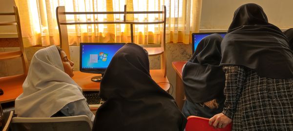 بازدید دانش‌آموزان پیشتاز‌ مدرسه شهید خاقانی از کلاس‌های رایانه کانون سمیه شیروان