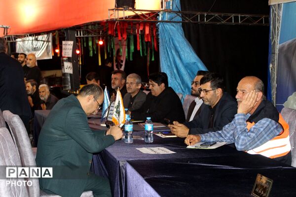 پاسخگویی مستقیم مسئولان نظرآباد به شهروندان در میز خدمت شبانه 