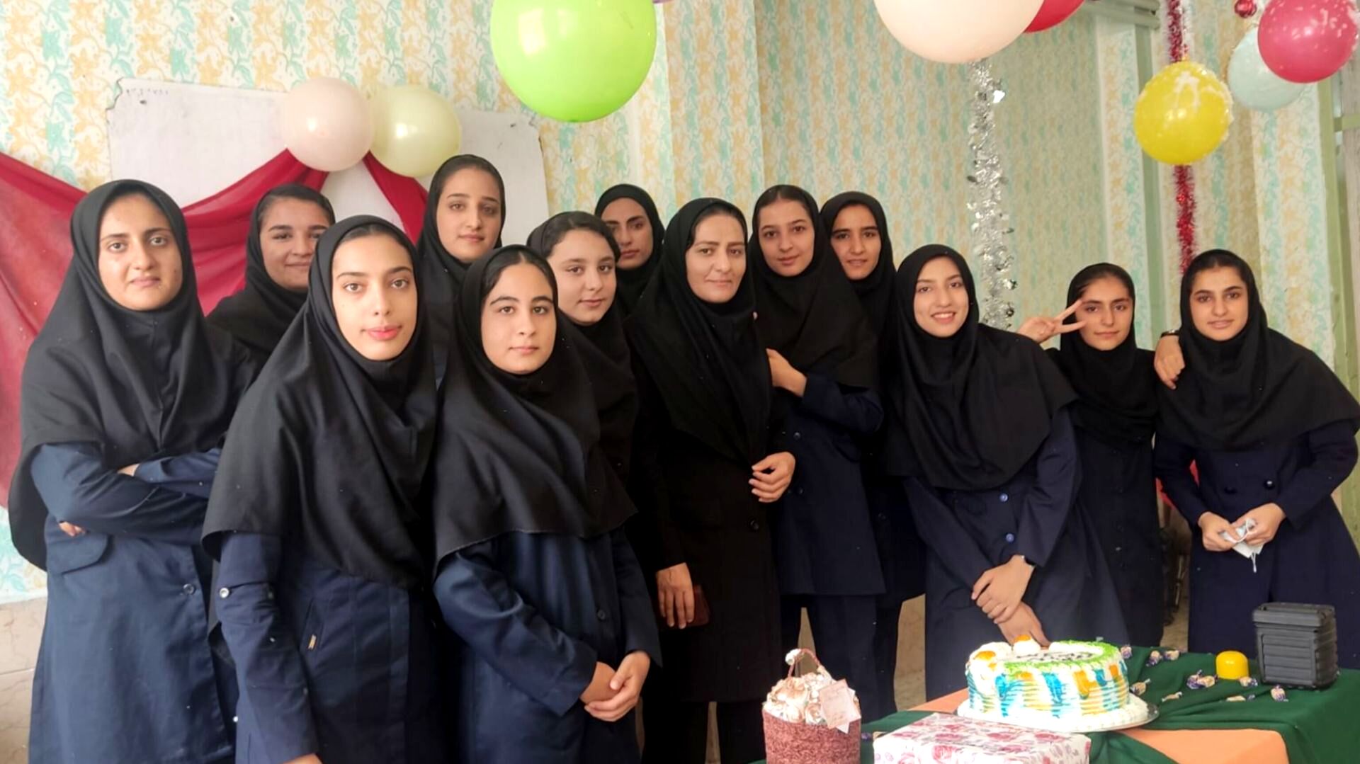 عکس یادگاری کلاس‌ دوازدهم تجربی دبیرستان‌ حضرت‌ معصومه شهرک