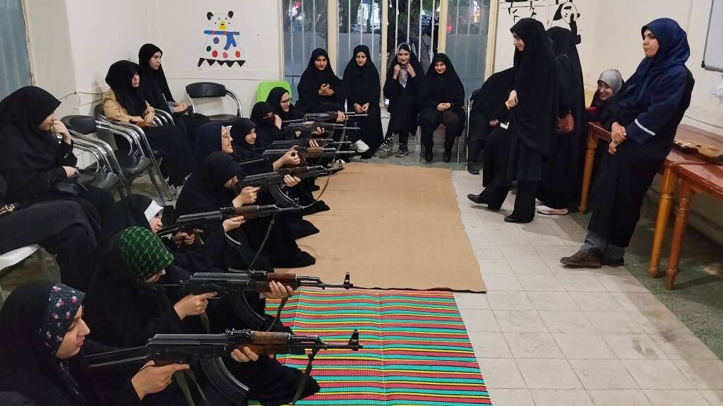 پاتوق فرهنگی دختران نوجوان مبارز