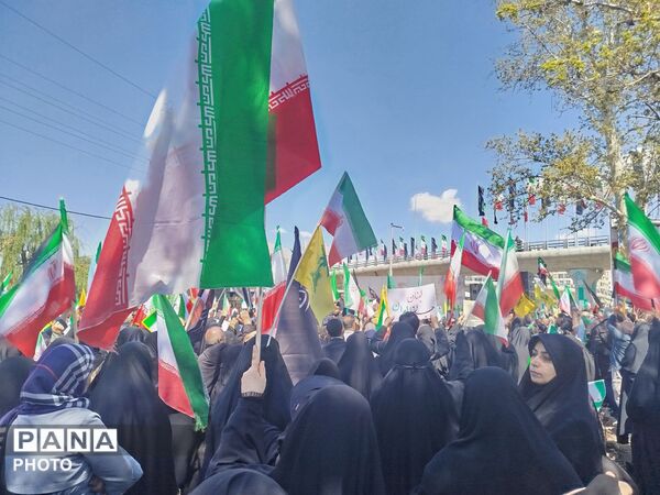 خروش مردم همیشه در صحنه کرج در مراسم چهلمین روز شهادت امام امت و نوگلان میناب