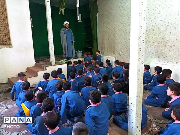 جشن آغاز سال تحصیلی و «روز پرچم» در مدرسه معراج منطقه ۱۰ تهران