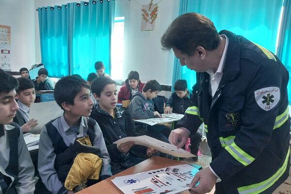 آموزش کمک‌های اولیه با بازی مار پله در دبستان قلنبر ناحیه 2 شهرری 