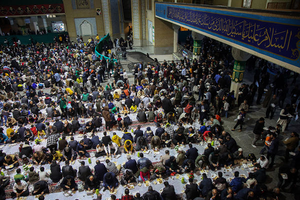 ضیافت افطاری ۲۵ هزار نفری حرم بانوی کرامت در شب میلاد کریم اهل بیت (ع)