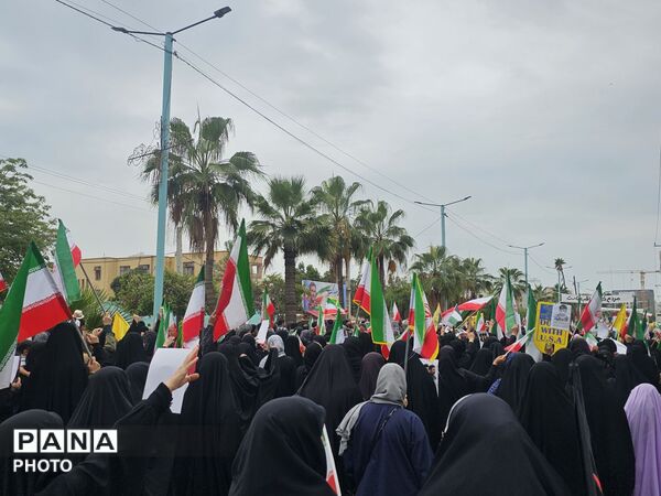 وداع باشکوه بندرعباس با دریابان شهید علیرضا تنگسیری؛ پیکر فرزند دریا بر دستان مردم تشییع شد