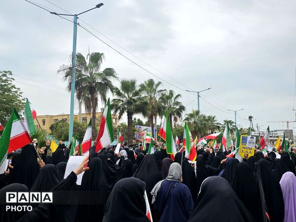 وداع باشکوه بندرعباس با دریابان شهید علیرضا تنگسیری؛ پیکر فرزند دریا بر دستان مردم تشییع شد