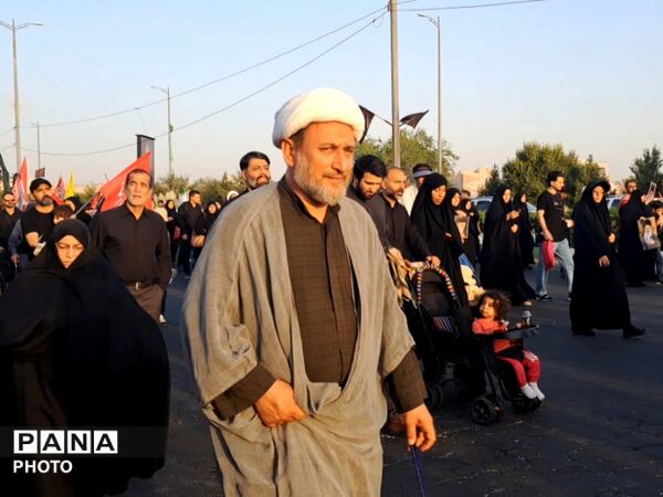 چشم‌های گریان نوجوانان در سوگ پدر امت