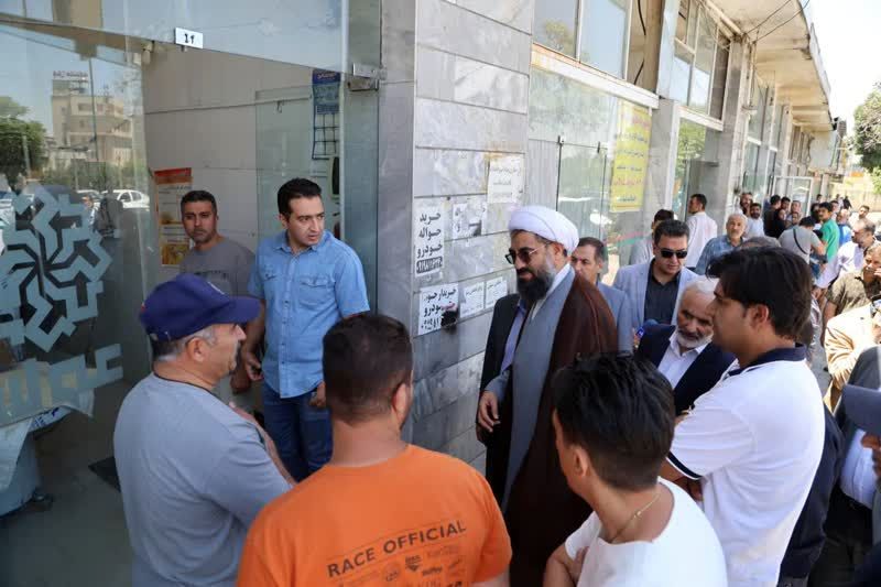 بازدید نماینده ولی فقیه در استان از پخت و توزیع نان در همدان