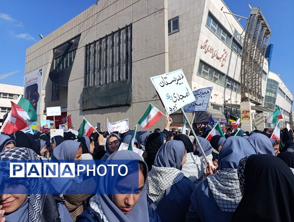 راهپیمایی 13 ابان در عرصه میدان شهدا مشهد مقدس 