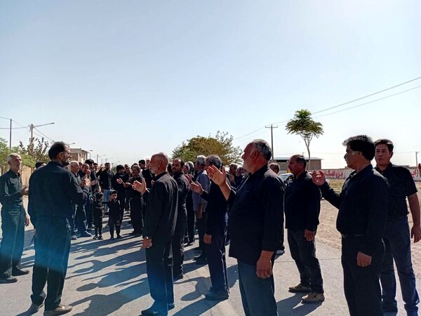مراسم سینه زنی و علم گردانی در خلیل آباد
