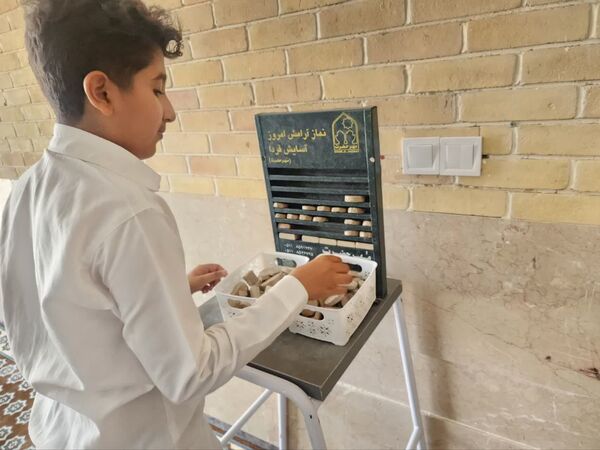 غبارروبی نمازخانه‌های مدارس قشم در آستانه سال تحصیلی جدید