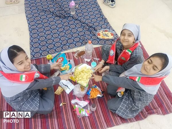 اردوی دبستان شهید نجاتی در پارک بانوان مهردشت ابرکوه