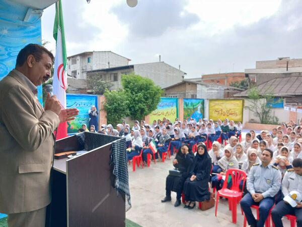 حضور نیروهای انتظامی در دبیرستان نجم قائمشهر