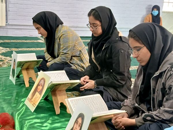 محفل انس با قرآن در دبیرستان دخترانه فاطمیه 
