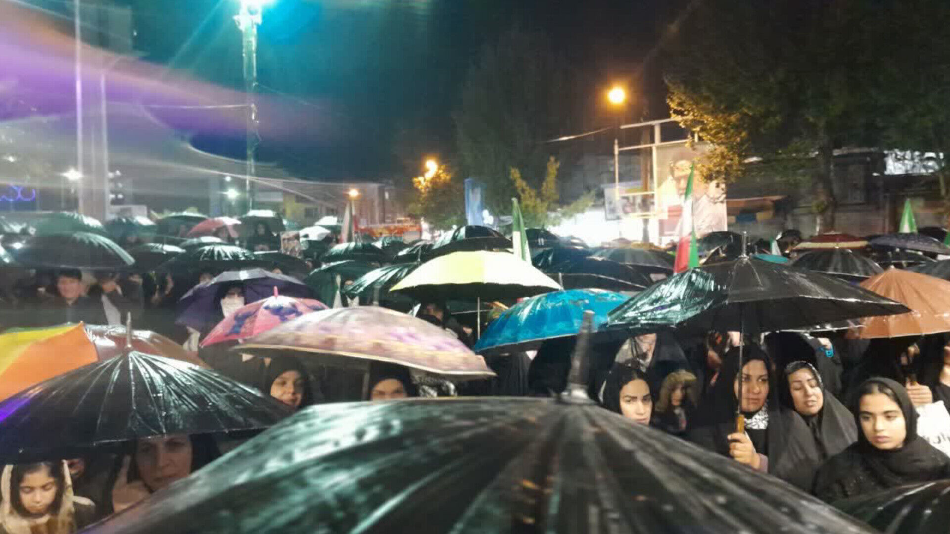 قیام مردم انقلابی کوهدشت زیر بارش الهی