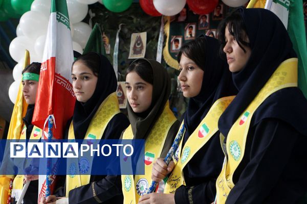 هم‌سرایی هزار نفری دانش‌آموزان یاور انقلاب در اسلامشهر