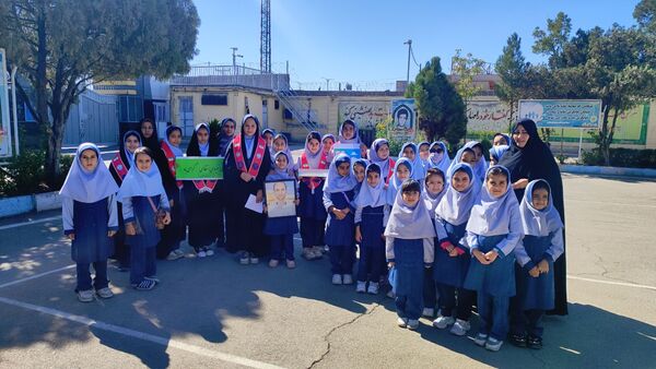 تبریک به پدران شاغل نیروی انتظامی توسط دانش‌آموزان مدرسه شاهد خیر سجادی
