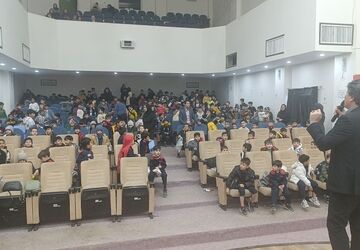 حضور دانش‌آموزان مدرسه معلم یک آشخانه در سینما 