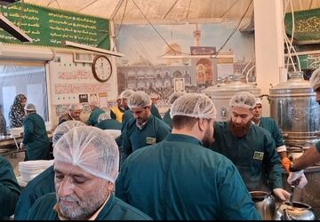 دقایقی با خادمین اعزامی شهر کلاته رودبار در چایخانه حرم رضوی به زائرین