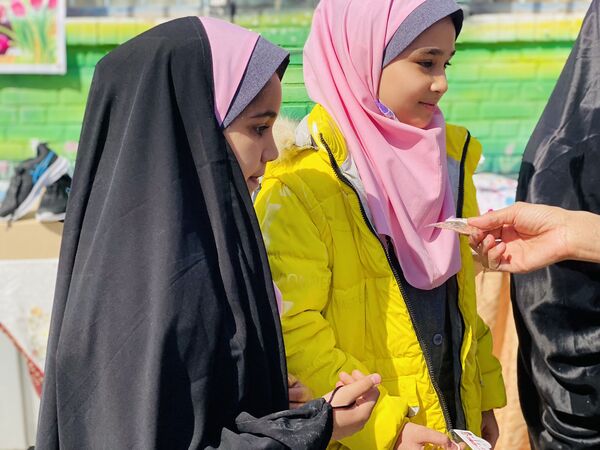 نواختن زنگ جشن نیکوکاری در دبستان زینب قهرمانی مه ولات