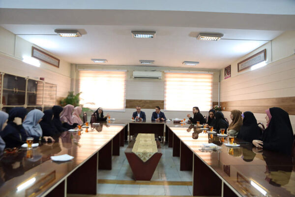 بازدید مدیر آموزش و پرورش اسلامشهر از بازارچه خیریه دبستان شاهد فاطمه زهرا(س)